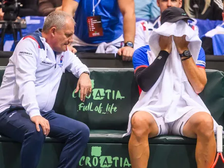 Tibor Tóth a slovenský tenista Jozef Kovalík v druhej dvojhre 1. kola kvalifikácie Davisovho pohára Chorvátsko - Slovensko proti Chorvátovi Dinovi Prižmičovi.