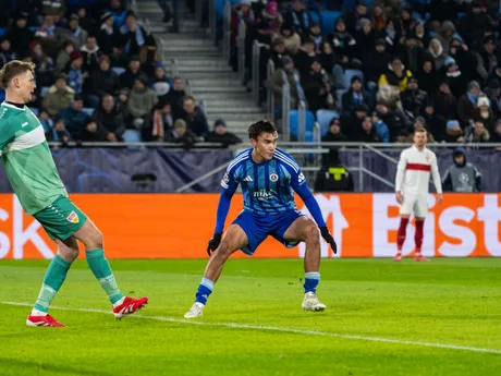 Zľava brankár Alexander Nübel (Stuttgart) a David Strelec (Slovan) počas zápasu ŠK Slovan Bratislava - VfB Stuttgart v 7. kole ligovej fázy Ligy majstrov.