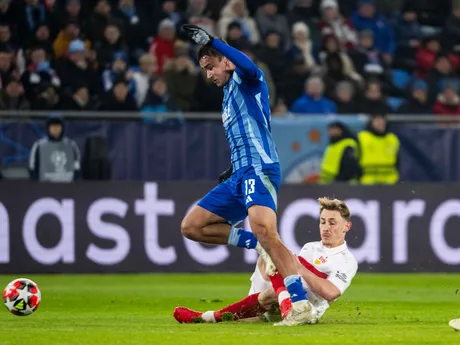 Zľava David Strelec (Slovan) a Anthony Rouault (Stuttgart) počas zápasu ŠK Slovan Bratislava - VfB Stuttgart v 7. kole ligovej fázy Ligy majstrov.