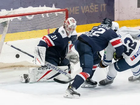 Zľava brankár Henri Kiviaho, Sena Acolatse (obaja Slovan) a Connor Ford (Spišská Nová Ves) strieľajú gól v zápase 42. kola Tipos extraligy HC Slovan Bratislava - HK Spišská Nová Ves.