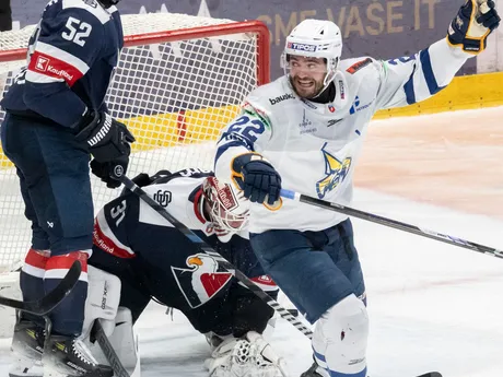 Connor Ford (Spišská Nová Ves) sa raduje z gólu v zápase 42. kola Tipos extraligy HC Slovan Bratislava - HK Spišská Nová Ves.