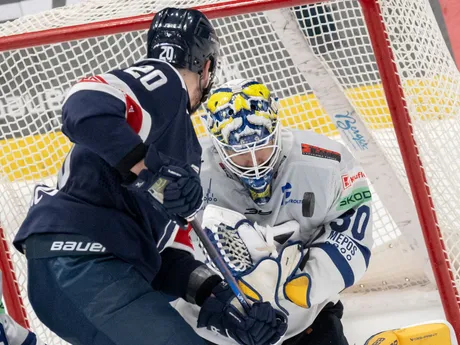 Zľava Jakub Minárik (Slovan) a brankár Mareks Mitens (Spišská Nová Ves) v zápase 42. kola Tipos extraligy HC Slovan Bratislava - HK Spišská Nová Ves.