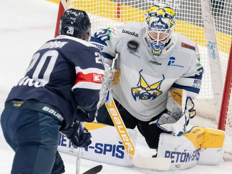 Zľava Jakub Minárik (Slovan) a brankár Mareks Mitens (Spišská Nová Ves) v zápase 42. kola Tipos extraligy HC Slovan Bratislava - HK Spišská Nová Ves.