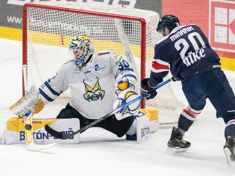 Sprava Jakub Minárik (Slovan) a brankár Mareks Mitens (Spišská Nová Ves) v zápase 42. kola Tipos extraligy HC Slovan Bratislava - HK Spišská Nová Ves.