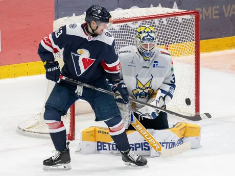 Zľava Miroslav Preisinger (Slovan) a brankár Mareks Mitens (Spišská Nová Ves) v zápase 42. kola Tipos extraligy HC Slovan Bratislava - HK Spišská Nová Ves.