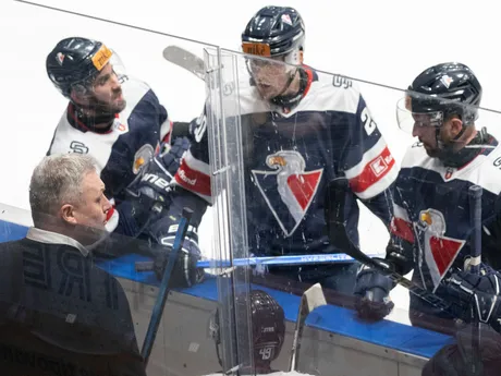 Zľava tréner HC Slovan Bratislava Peter Oremus, hráči Patrik Maier, Jakub Minárik a Branislav Kubka v zápase 42. kola Tipos extraligy HC Slovan Bratislava - HK Spišská Nová Ves.