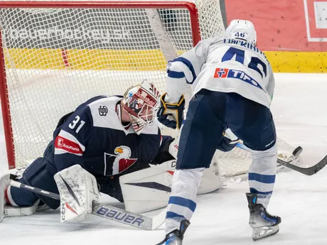 vľavo brankár Henri Kiviaho (Slovan) a vpravo Ryan Mackinnon (Spišská Nová Ves)