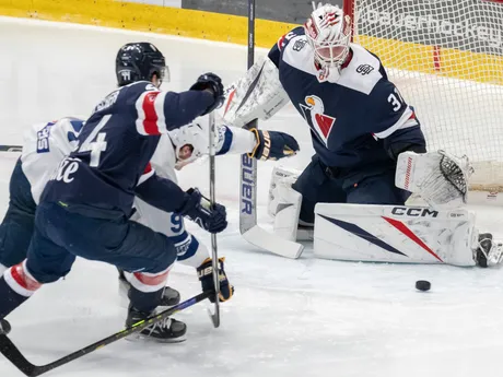 sprava brankár Henri Kiviaho, Mitchell Hoelscher (obaja Slovan) a Róbert Džugan (Spišská Nová Ves)