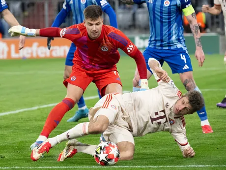 Útočník Bayernu Mníchov Thomas Müller pred brankárom Slovana Dominikom Takáčom.