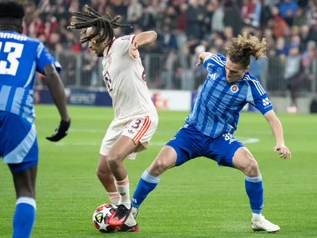 Július Szöke (vpravo) a Sacha Boey v zápase Ligy majstrov Bayern Mníchov - Slovan Bratislava.