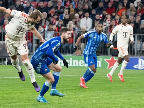 Harry Kane zakončuje cez Kenana Bajriča v zápase Bayern Mníchov - Slovan Bratislava. 