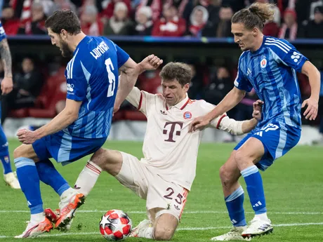 Thomas Müller v obkľúčení hráčov Slovana Bratislava Kevina Wimmera a Júliusa Szökeho.