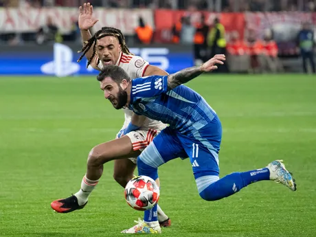 Sacha Boey (vľavo) a Tigran Barseghjan v zápase Bayern Mníchov - Slovan Bratislava.