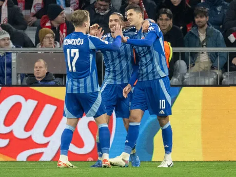 Sprava Marko Tolič, Kyriakos Savvidis a Jurij Medveděv sa tešia z gólu v zápase Bayern Mníchov - Slovan Bratislava.