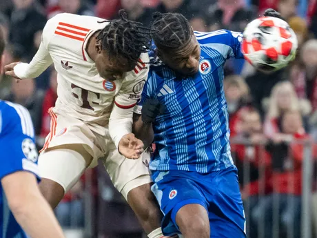 Mathys Tel a César Blackman (vpravo) v zápase Ligy majstrov Bayern Mníchov - Slovan Bratislava.