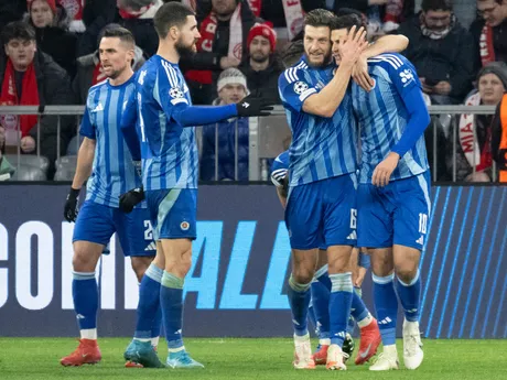 Futbalisti Slovana Bratislava sa tešia z gólu v zápase Ligy majstrov proti Bayernu Mníchov. 