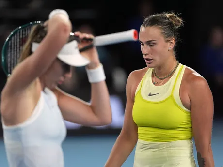 Aryna Sabalenková a Paula Badosová počas semifinále na Australian Open 2025.