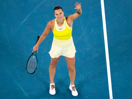 Aryna Sabalenková oslavuje postup cez Paulu Badosovú v semifinále Australian Open 2025.