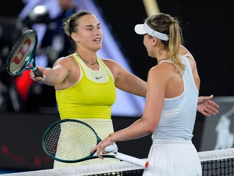 Aryna Sabalenková a Paula Badosová po semifinále na Australian Open 2025.