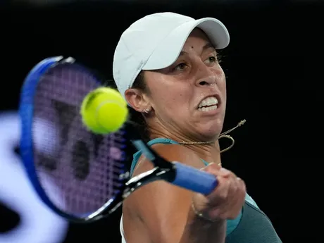 Madison Keysová v semifinálovom zápase proti Ige Swiatekovej na Australian Open 2025.