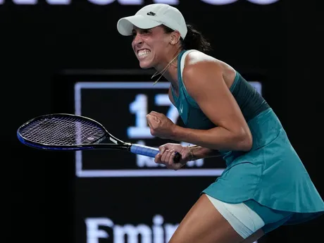 Madison Keys oslavuje postup cez Igu Swiatekovú v semifinále Australian Open 2025.