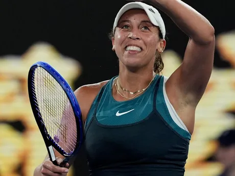 Madison Keys oslavuje postup cez Igu Swiatekovú v semifinále Australian Open 2025.