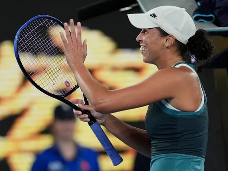 Madison Keys oslavuje postup cez Igu Swiatekovú v semifinále Australian Open 2025.