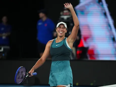 Madison Keys oslavuje postup cez Igu Swiatekovú v semifinále Australian Open 2025.