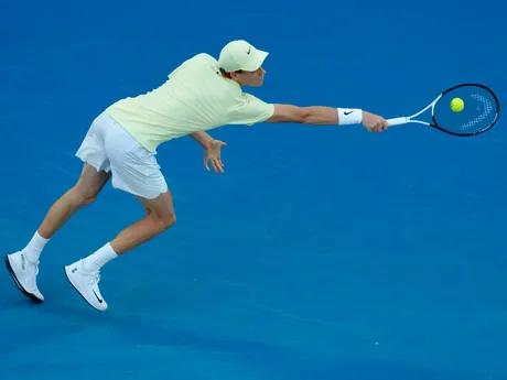 Jannik Sinner počas finále Australian Open 2025 proti Alexandrovi Zverevovi. 