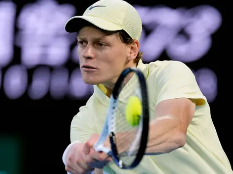 Jannik Sinner počas finále Australian Open 2025 proti Alexandrovi Zverevovi. 