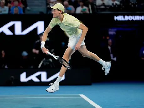 Jannik Sinner počas finále Australian Open 2025 proti Alexandrovi Zverevovi. 