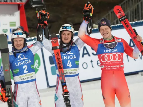 Víťaz Alexander Steen Olsen (v strede), Henrik Kristoffersen (vľavo) a Marco Odermatt.