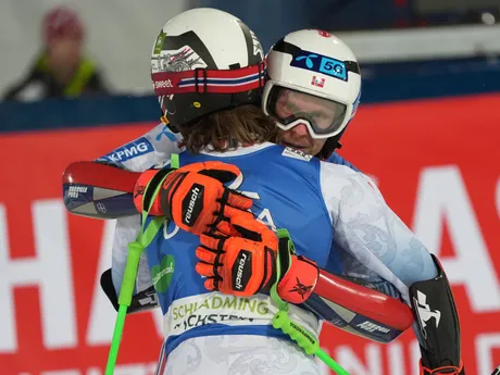 Alexander Steen Olsen (vpredu) a Henrik Kristoffersen v cieli 2. kola obrovského slalomu v rakúskom stredisku Schladming. 