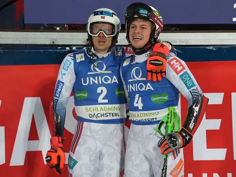 Alexander Steen Olsen (vpravo) a Henrik Kristoffersen v cieli 2. kola obrovského slalomu v rakúskom stredisku Schladming. 