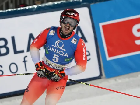 Loic Meillard v cieli 2. kola obrovského slalomu v rakúskom stredisku Schladming. 