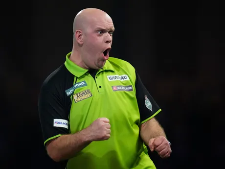 Michael van Gerwen v semifinálovom zápase na MS v šípkach 2025.