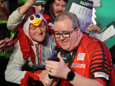 Stephen Bunting nastupuje na semifinálový zápas na MS v šípkach 2025.