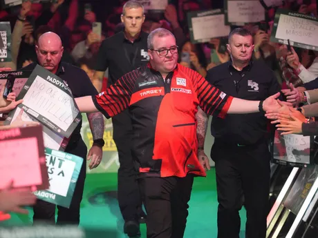 Stephen Bunting nastupuje na semifinálový zápas na MS v šípkach 2025.