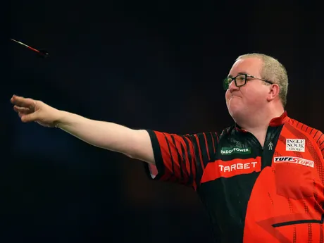 Stephen Bunting v semifinálovom zápase na MS v šípkach 2025.