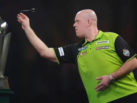 Michael van Gerwen počas finále MS v šípkach 2025. 