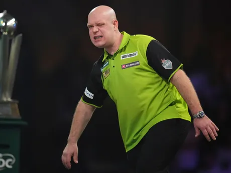 Michael van Gerwen počas finále MS v šípkach 2025. 