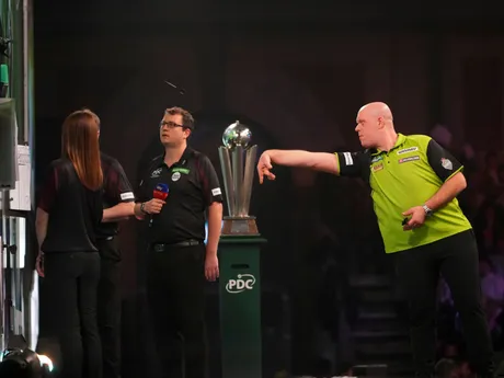 Michael van Gerwen počas finále MS v šípkach 2025. 