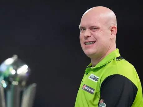 Michael van Gerwen počas finále MS v šípkach 2025. 