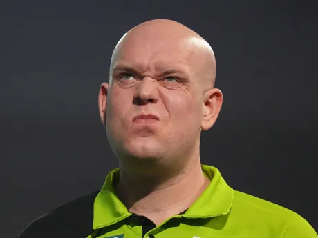 Michael van Gerwen počas finále MS v šípkach 2025. 