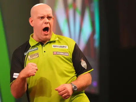 Michael van Gerwen počas finále MS v šípkach 2025. 