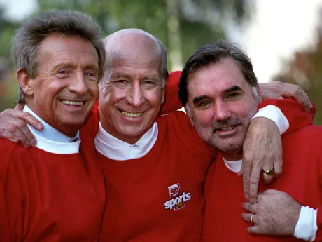 Legendárni futbalisti Manchestru United, zľava Denis Law, Bobby Charlton a George Best.