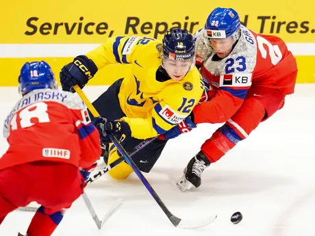 Tomáš Gavlas a Isac Hedqvist v zápase Česko - Švédsko počas zápasu o 3. miesto na MS v hokeji do 20 rokov 2025. 