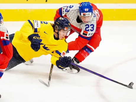 Tomáš Gavlas a Isac Hedqvist v zápase Česko - Švédsko počas zápasu o 3. miesto na MS v hokeji do 20 rokov 2025. 