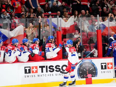 Jakub Štancl sa teší po strelenom góle v zápase USA - Česko v semifinále MS v hokeji do 20 rokov 2025.