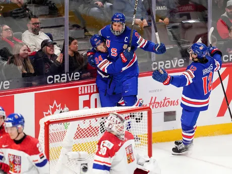 Ryan Leonard, Gabe Perreault a James Hagens sa tešia po strelenom góle v zápase USA - Česko v semifinále MS v hokeji do 20 rokov 2025.